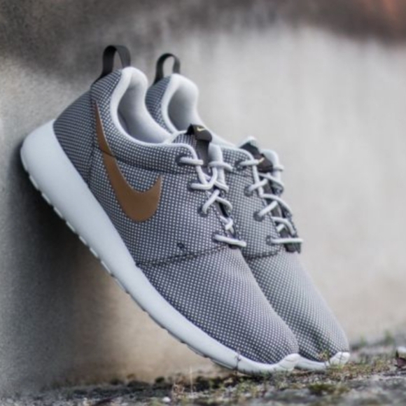 Nike Roshe One Anthracit Metallic Gold Wolf Grey Running Training Sneakers S 9.5 - Picture 1 of 9